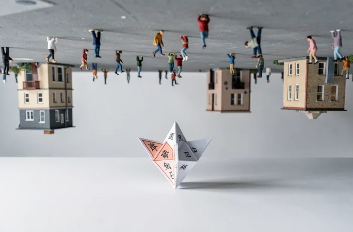 Diorama miniature du monde à l'envers avec une cocotte en papier retournée