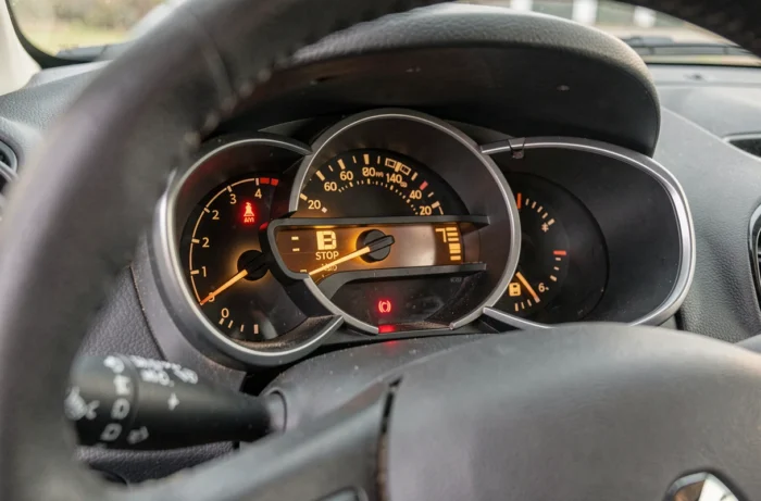 Gros plan du voyant STOP rouge allumé sur le tableau de bord d'une Renault Clio 3