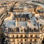 Vue aérienne par drone d'un immeuble haussmannien parisien avec toits en zinc et cour intérieure géométrique